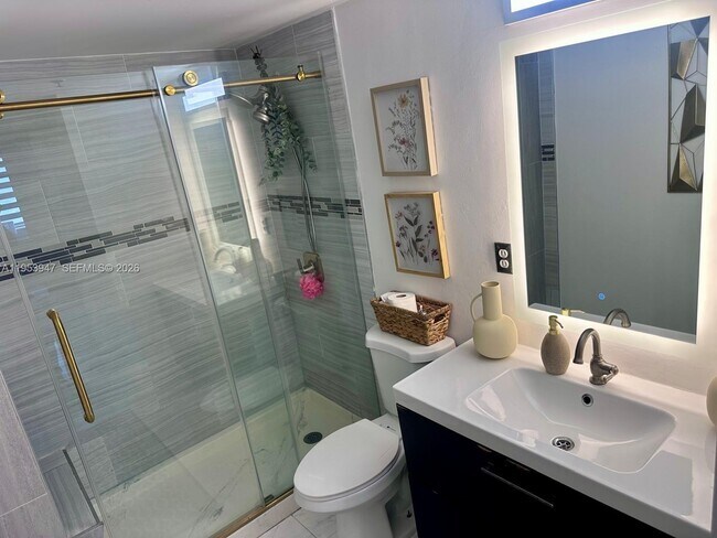 Building Photo - 9340 Fontainebleau Blvd