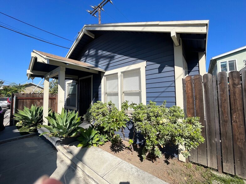 Building Photo - 1033 E 4th St