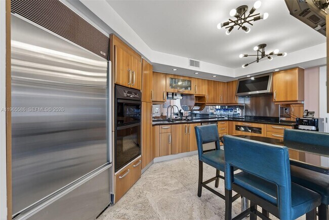 Building Photo - 16711 Collins Ave