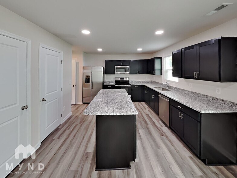 Building Photo - 661 Point Andrews Dr SW