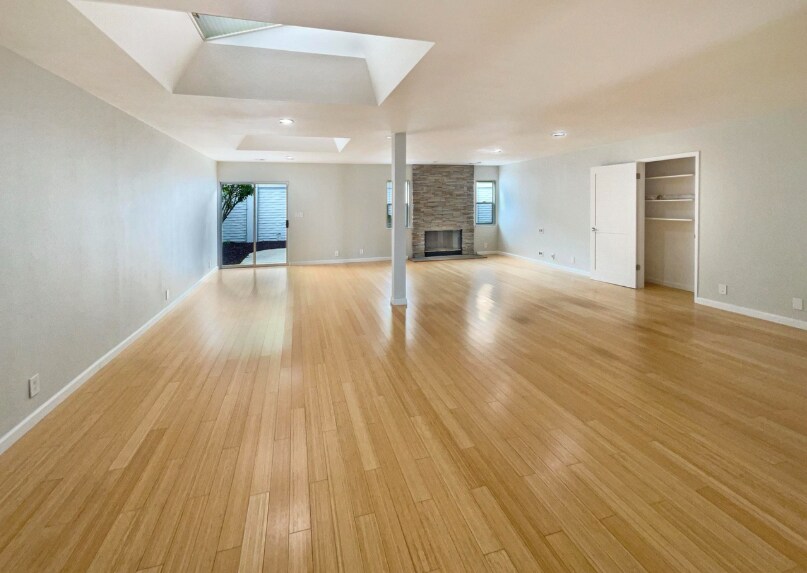 Building Photo - 883 Calle De Verde
