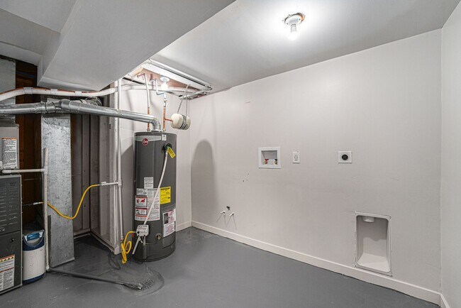 Building Photo - Spacious 6-Bed 3-Bath Home in Federal Heig...