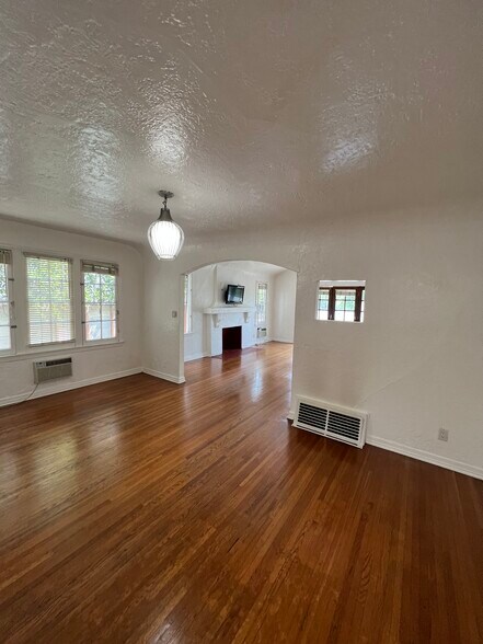 Building Photo - 533 N Alta Vista Blvd