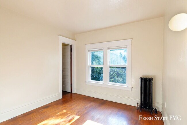Building Photo - Spacious 3-Bedroom Haven with Sunroom & Wa...