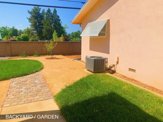 Building Photo - 3 bedroom home w/ large shop & office space!