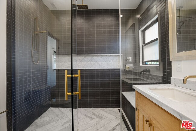 Building Photo - 1203 N Poinsettia Pl