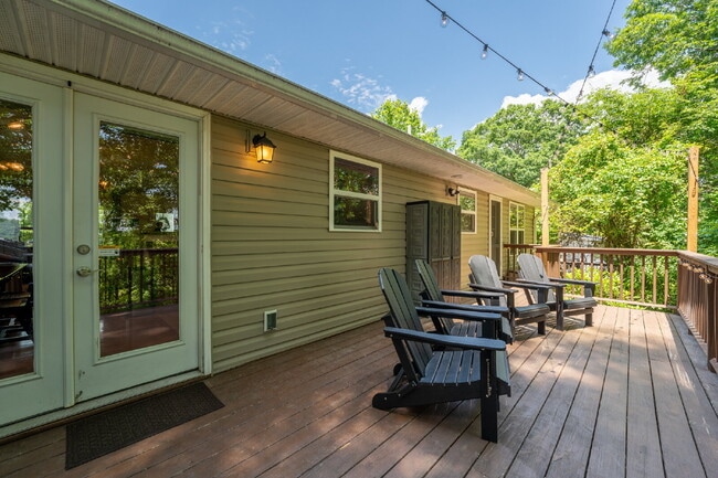 Building Photo - Mountain Lux Home - Centrally Located in Brevard! Furnished Mid- Term Rental Available from Novem...