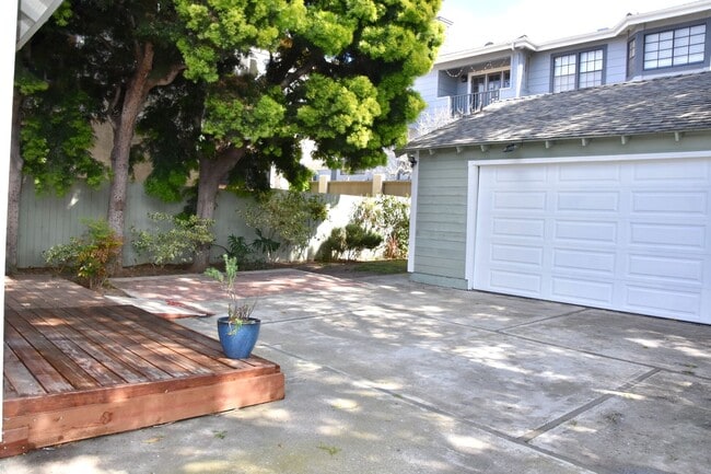 Building Photo - Beautiful spacious Home