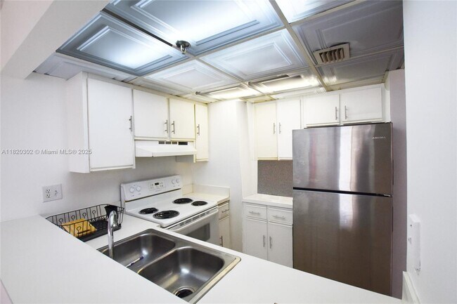 Building Photo - 540 Brickell Key Dr