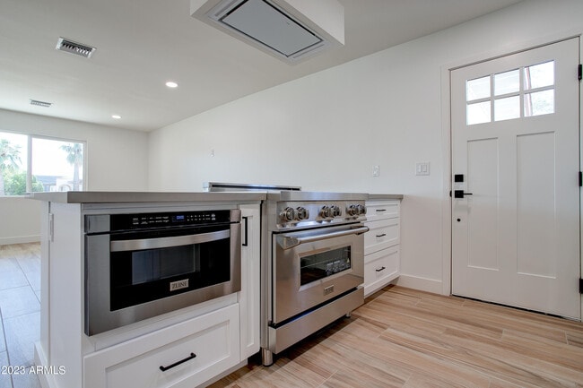 Building Photo - 4806 S La Rosa Dr