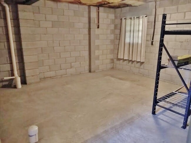 Building Photo - 3 Bed / 2 Bath Single Family Townhome