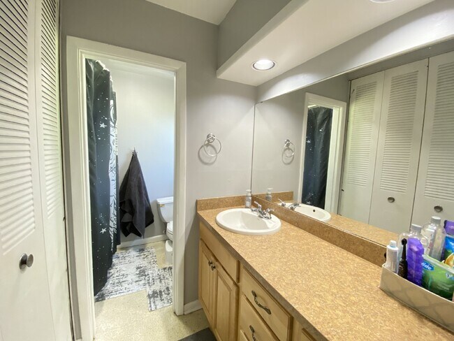 Building Photo - 2668 Bernice Ct
