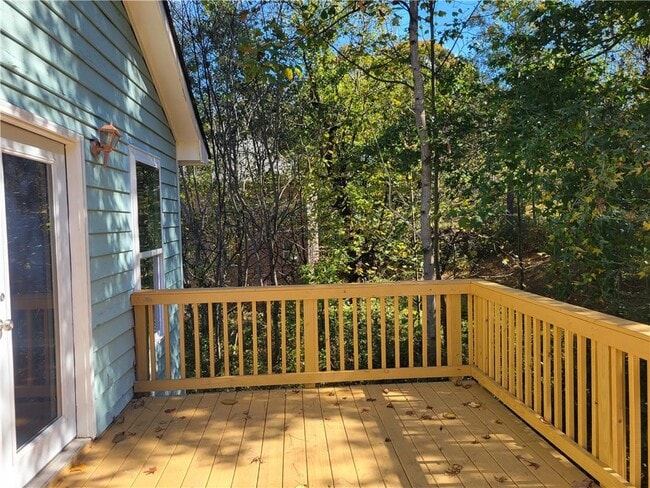 Building Photo - 410 Collett Ave