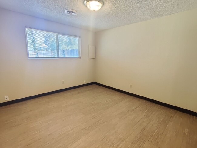 Building Photo - Central Kennewick Duplex for Rent