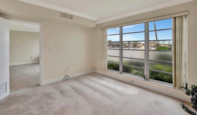 Building Photo - 2727 Yacht Club Blvd