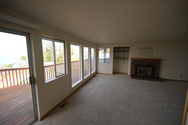 Building Photo - Beautiful water view home in Diamond Point...