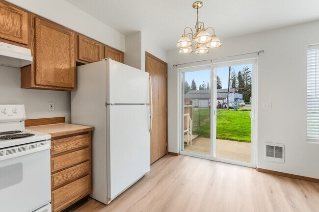 Building Photo - 3 bed 2 bath townhome