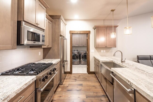 Building Photo - Modern Townhome in Black Rock Ridge