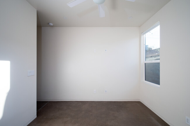 Building Photo - 1027 E McKinley St