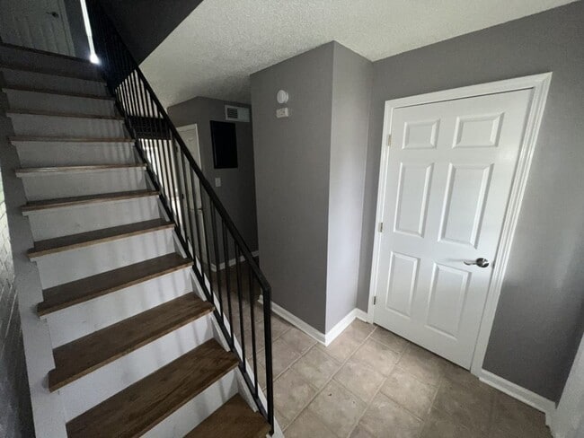 Building Photo - Newly renovated! 2 bedroom 1 bath townhous...