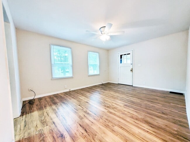 Building Photo - 3 Bed - 1 Bath Colonial for Rent | Complet...