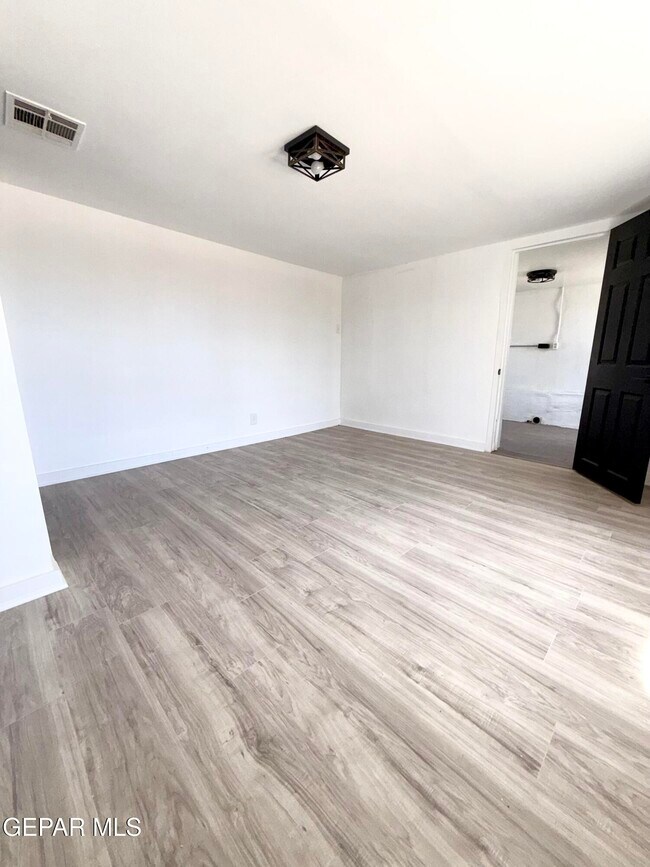 Building Photo - 3203 Frankfort Ave