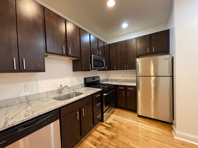 Building Photo - Lovely Renovated 1 BR In North Center