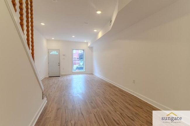 Building Photo - 142 N Ellwood Ave