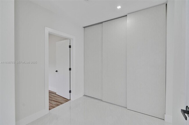 Building Photo - 1840 NE 199th St