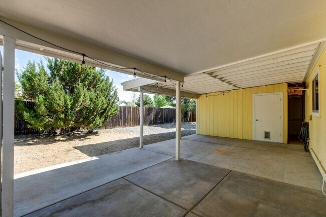 Building Photo - Nice three bedroom two bath home in PV!
