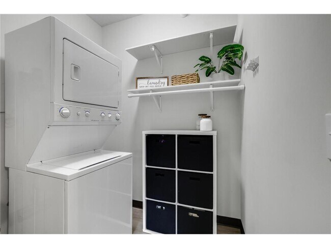 Building Photo - 2565 Franklin Ave