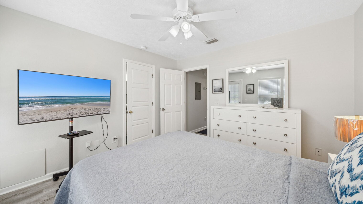 Building Photo - 5726 Beach Dr