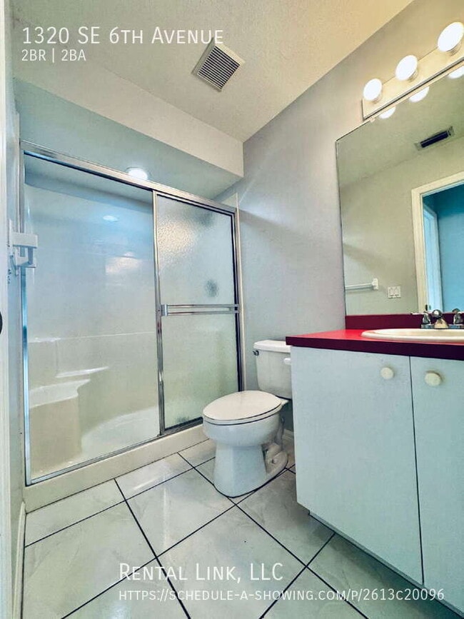 Building Photo - 1320 SE 6th Ave