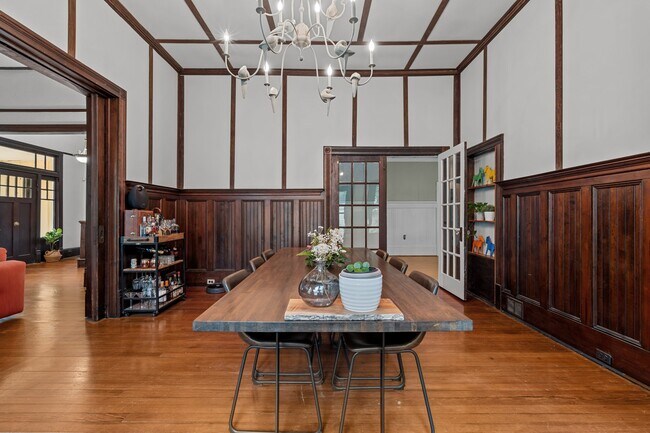 Building Photo - 802 N Poplar St