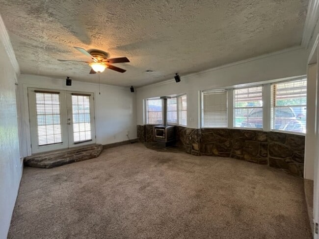 Building Photo - 107 NE 6th St