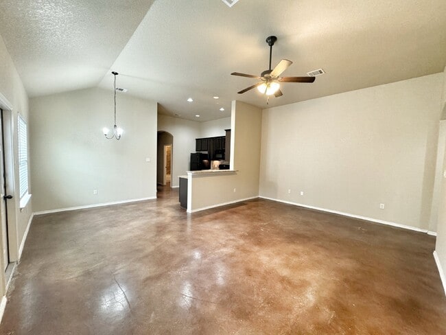 Building Photo - Spacious 3 Bed, 2 Bath Duplex for Lease in...