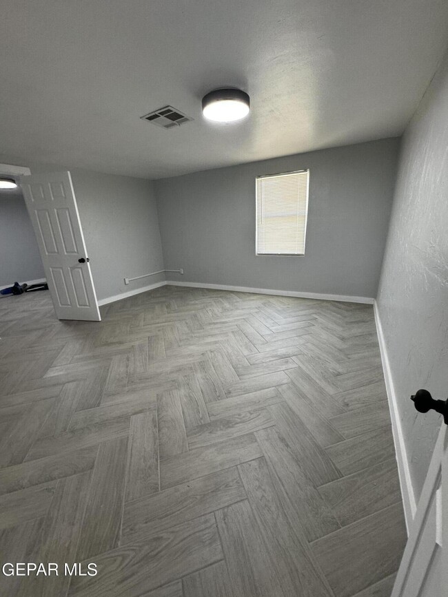 Building Photo - 10277 N Loop Dr