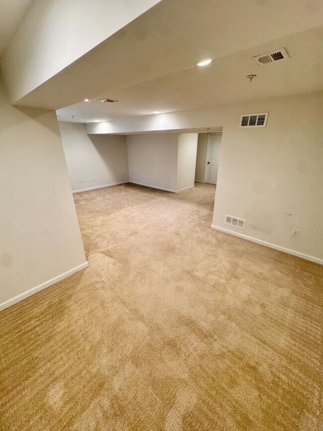 Building Photo - PARKLAND SCHOOLS! THREE BEDROOM TOWNHOME