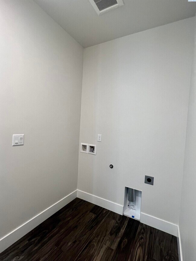 Building Photo - West Vinyard Estates 3 br plus den 4 car