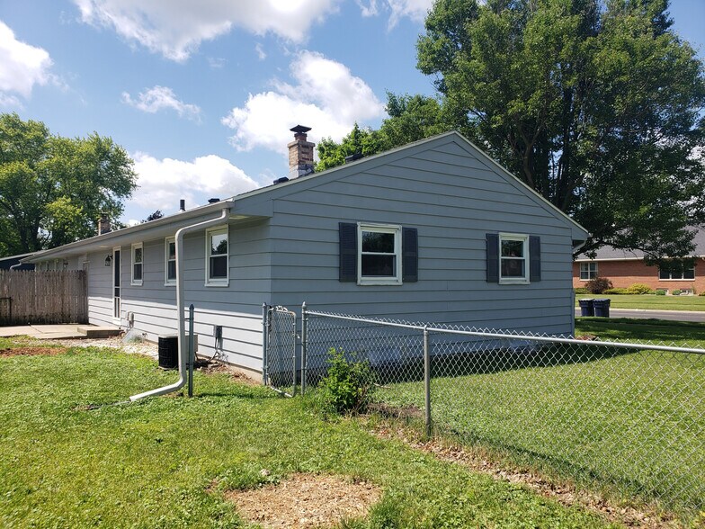Building Photo - 1216 N Pontiac Dr