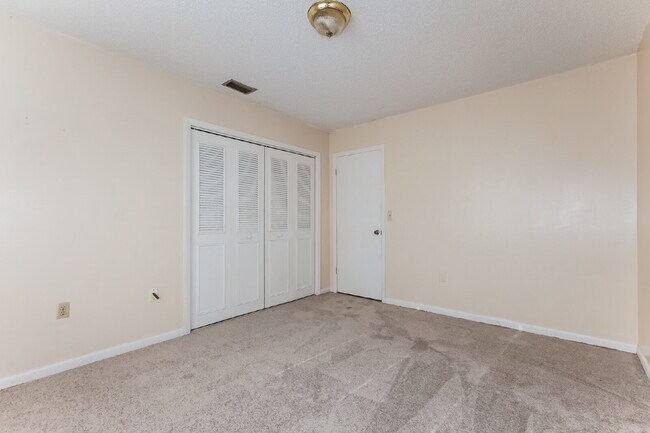Building Photo - 620 Emerald Ave