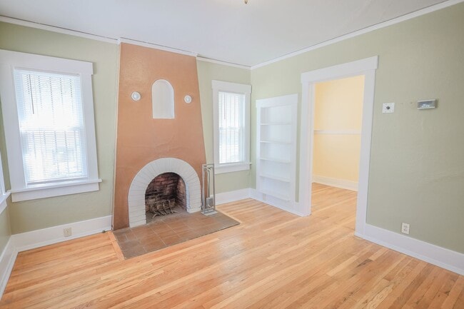Building Photo - ACROSS STREET FROM UOFA!!! WON'T LAST!! 2 Bedroom 1 Bathroom