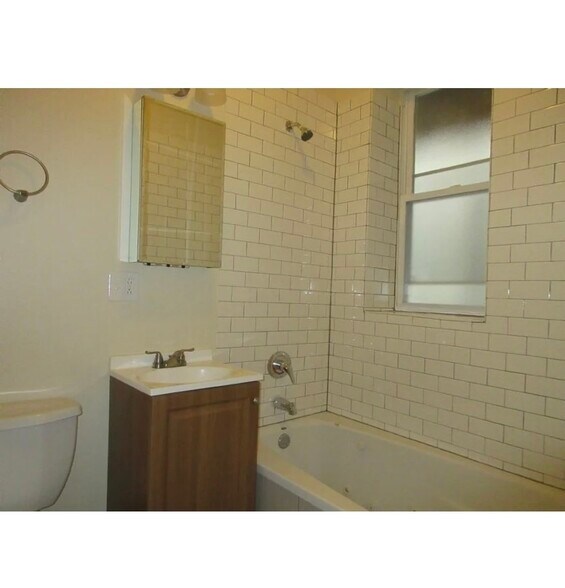 Building Photo - 3811 W Hirsch St