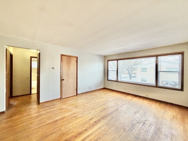 Building Photo - 2109 Lake Point Dr