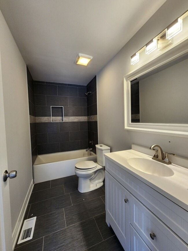 Building Photo - Amazing 3 bed/1.5 bath Updated unit