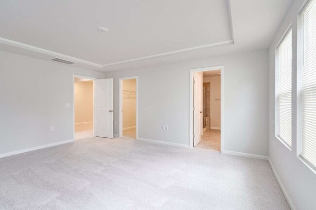 Building Photo - End-unit 3 bedroom townhome with Screened Porch!