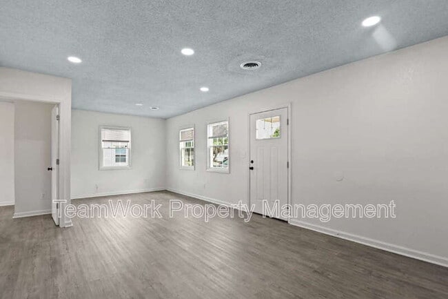 Building Photo - 3027 Azalea Dr