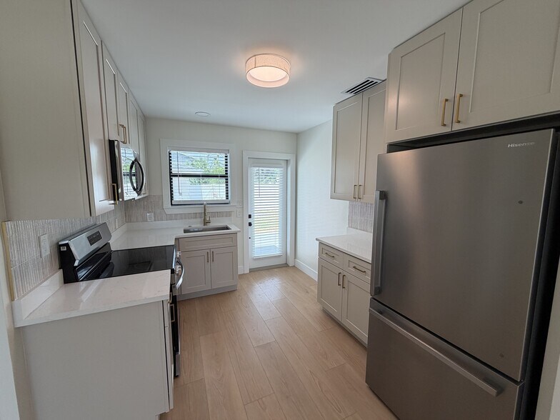 Building Photo - 2 Bed/1 Bath - Unit 2