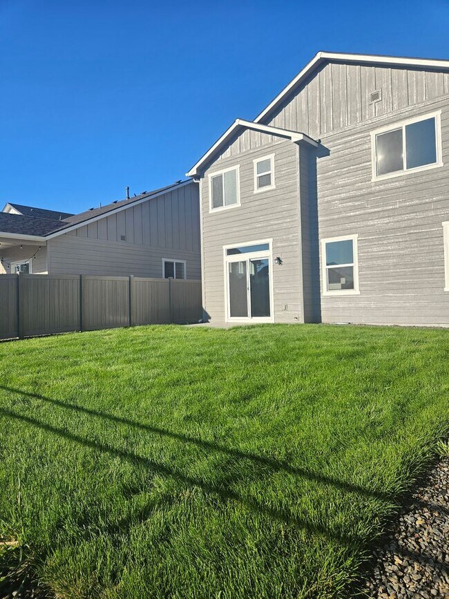 Building Photo - Brand new 4  Bed 2.5 Bath Home- Owyhee Sch...
