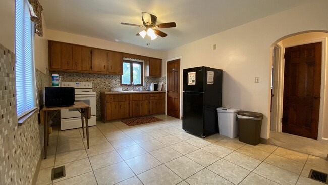 Building Photo - Fully Furnished with Washer and Dryer on q...